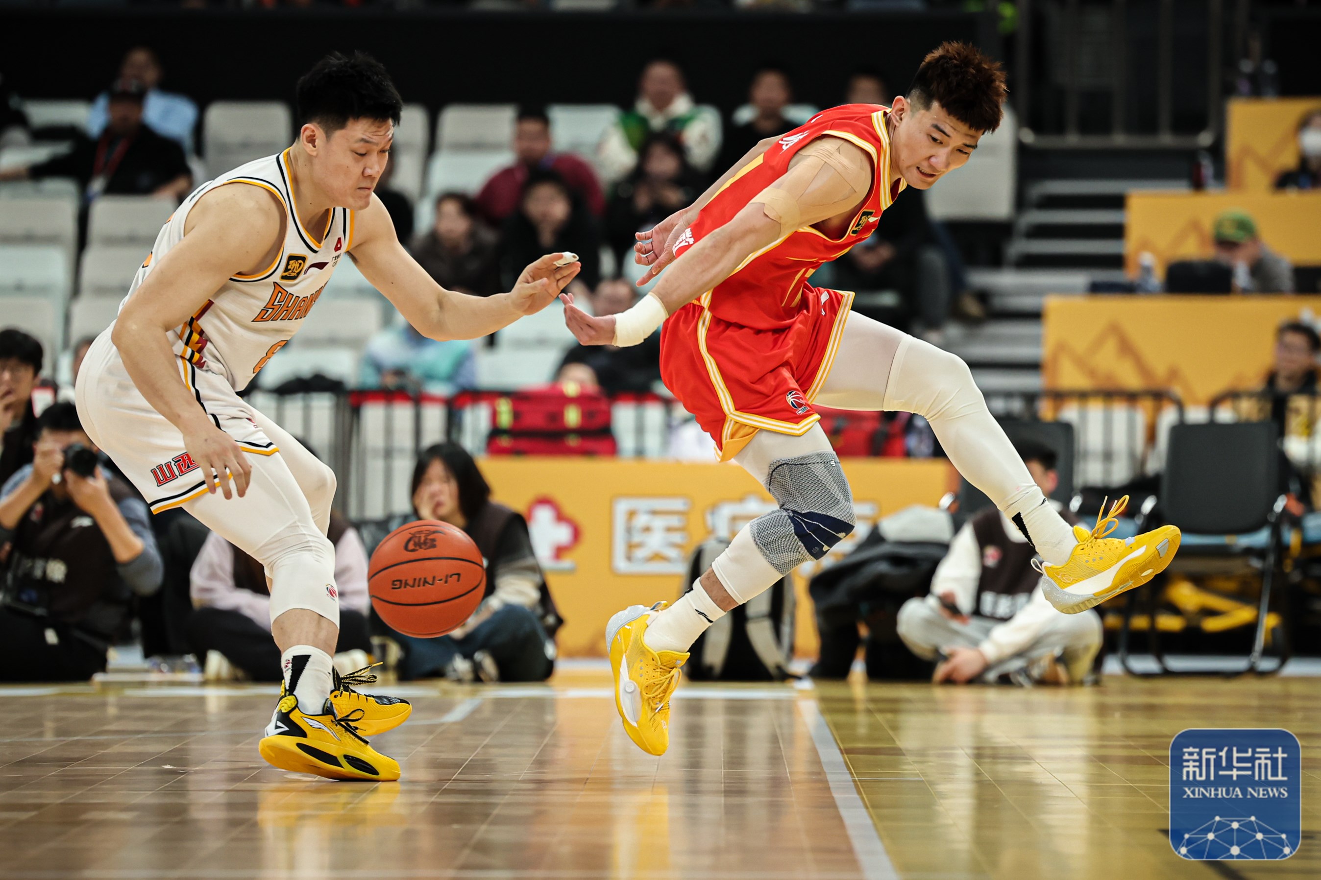 包含清晨CBA常规赛焦点战,浙江队官宣签约,引发热议,临场指挥获称赞的词条 包含清晨CBA常规赛焦点战,浙江队官宣签约,引发热议,临场指挥获称赞的词条