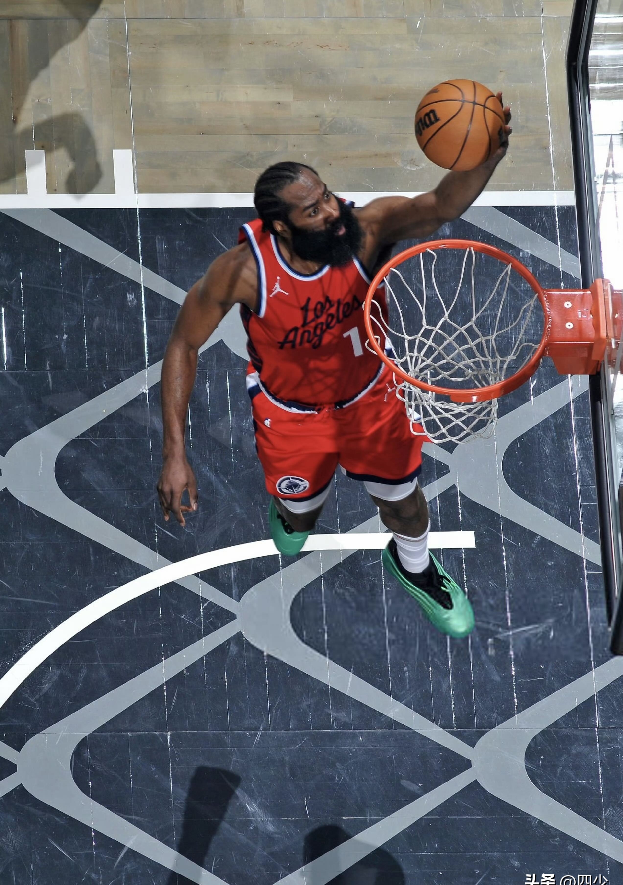 今晚体能课后；巴塞罗那主帅复盘备战NBA常规赛；气氛紧张；训练强度明显提升的简单介绍