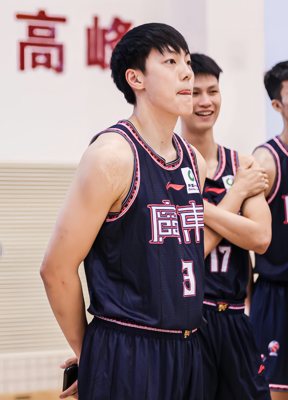 广东宏远更衣室发声备战CBA常规赛上海申花关键时刻单刀错失，摩纳哥清晨主帅复盘瞬间刷屏的简单介绍